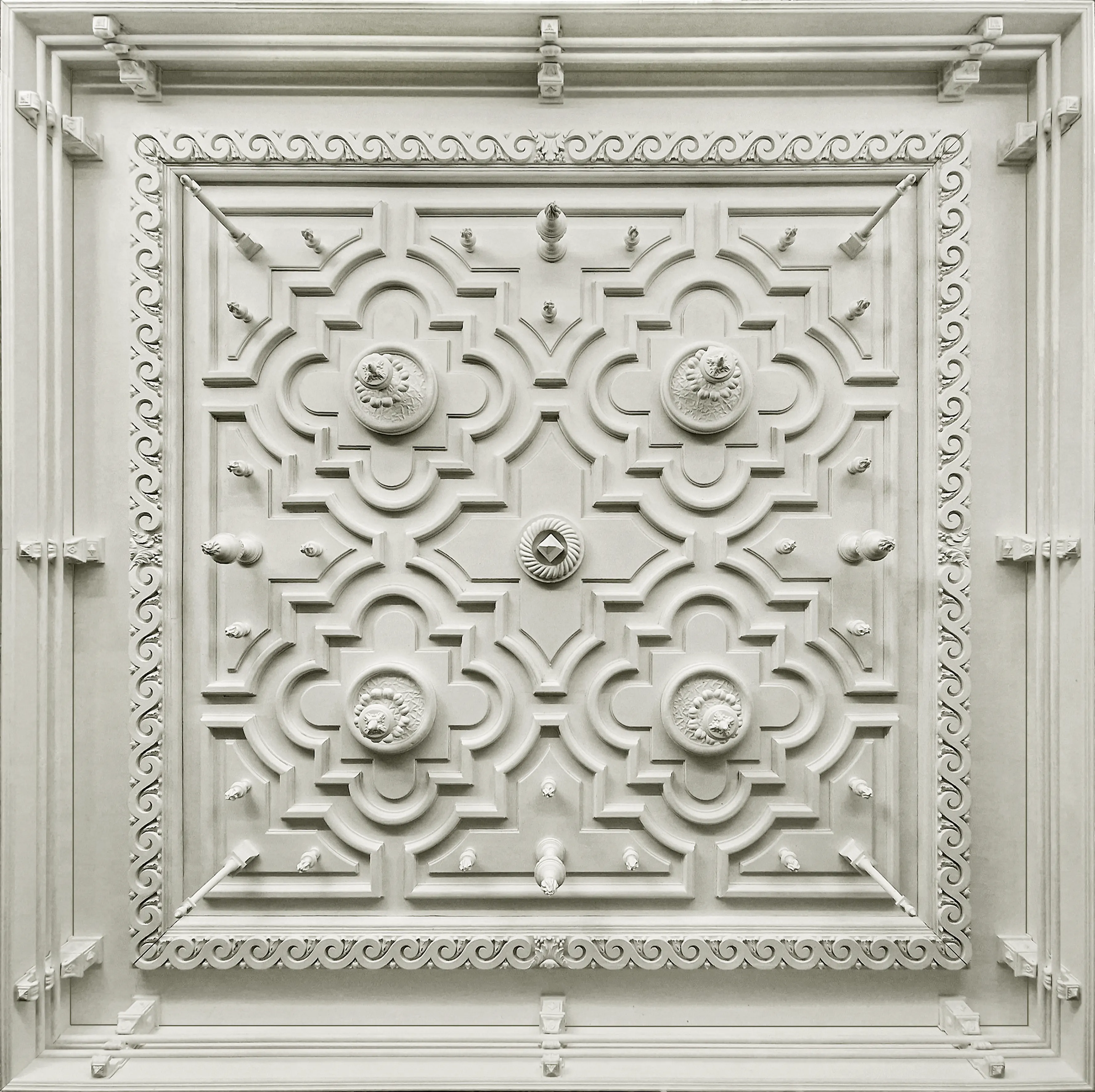 Soffitto Pegasus - Vista completa del soffitto artistico decorato con doratura a missione